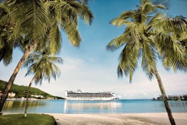 Princess Cruises fartyg framför en strand med palmer