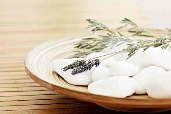 terapeut giving face massage to client