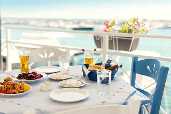 Grekisk restaurang med blå stolar