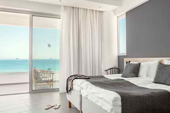 Hotelroom with balcony and seaview