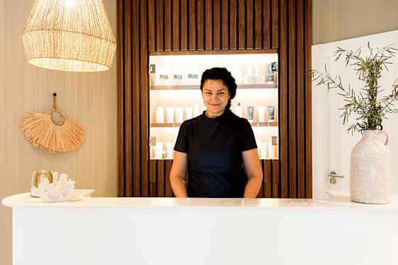 terapeut giving face massage to client