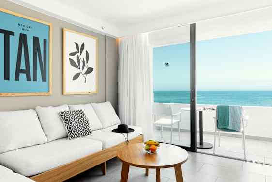 Hotelroom with balcony and palmtree