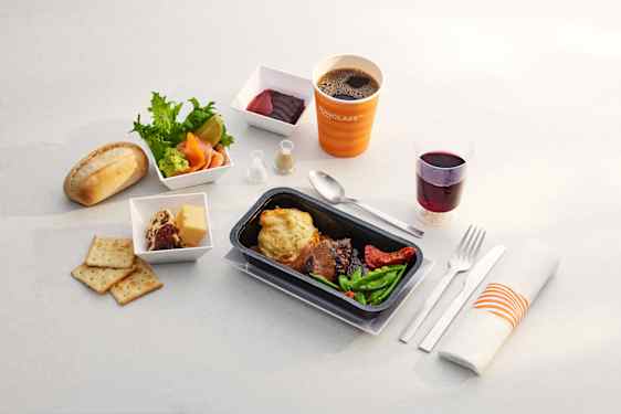 Måltid serveras ombord på Sunclass Airlines