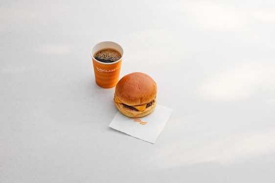 Light meal cheeseburger Sunclass Airlines