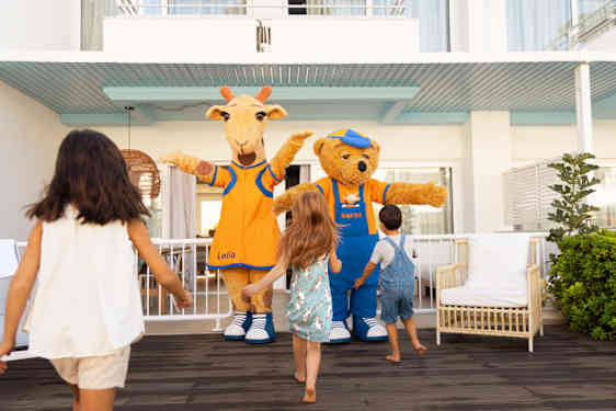 Lollo & Bernie hugs children