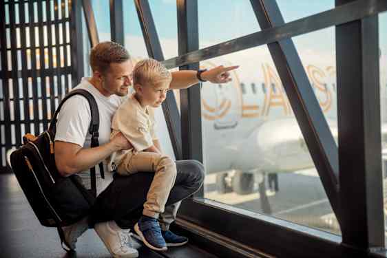 Pappa och son tittar på ett flygplan