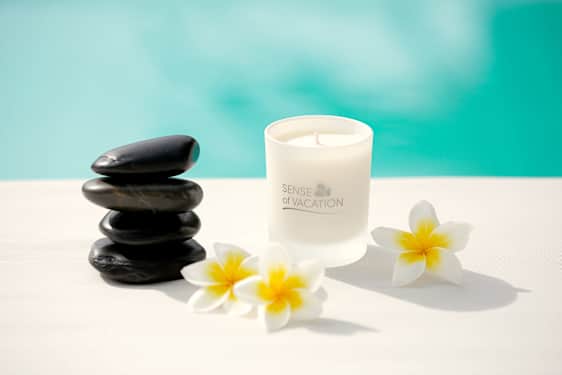 terapeut giving face massage to client