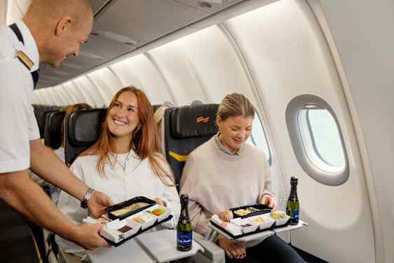 Kvinnor får mat ombord Sunclass Airlines