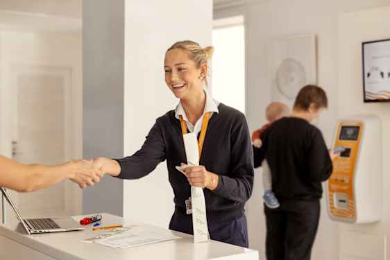 Kvinde på hotel med bagageindtjekning
