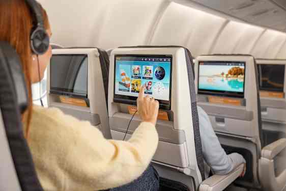 Kvinna trycker på skärm på flyg