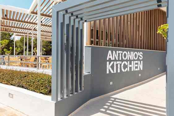 Antonio's Kitchen lunchtable by the sea
