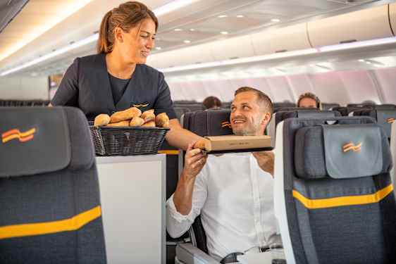 Flygvärdinna serverar mat ombord Sunclass Airlines