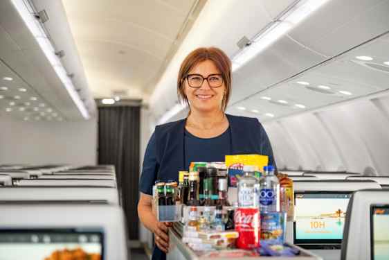 Flygvärdinna ombord på Sunclass Airlines