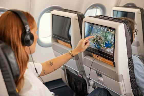 Kvinna med hörlurar ombord Sunclass Airlines