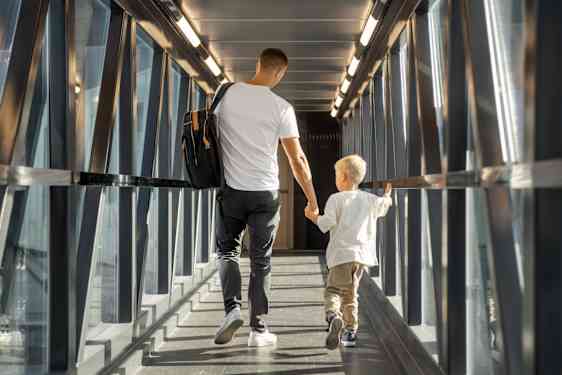 Man og dreng går i en gate