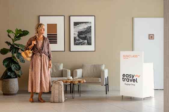 Kvinne på hotell med bagasjeinnsjekking