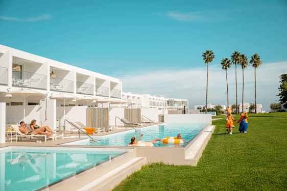 Hotellrum med poolaccess och lollo och bernie