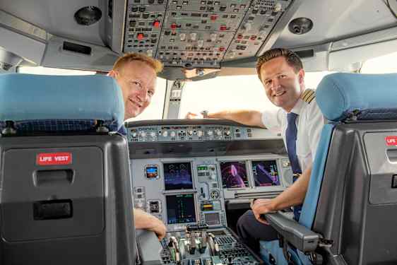 Två piloter ombord på ett Sunclass flyg