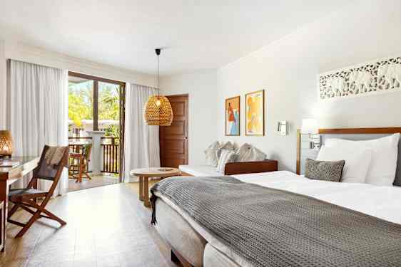 Light hotelroom with wooden details