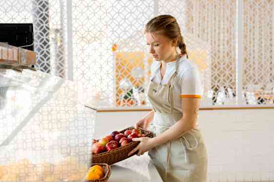Waitress with fruit at a buffét