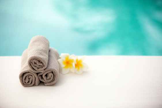 terapeut giving face massage to client