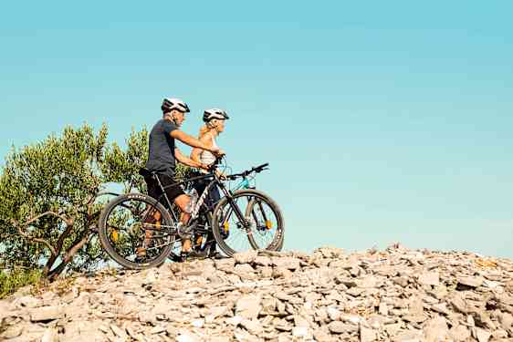 Man and women with bikes on mountain