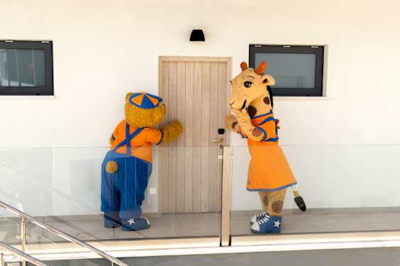 Lollo & Bernie knocks on door to hotel room