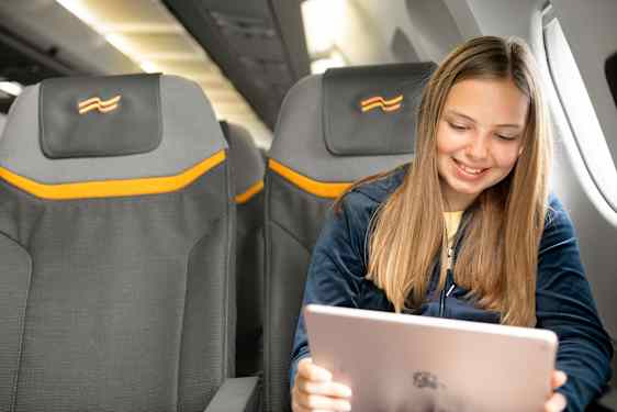 Pige med computer hos Sunclass Airlines
