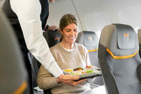 Kvinde får serveret mad ombord