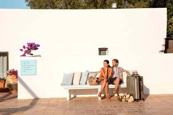 Man och kvinna sitter i en soffa