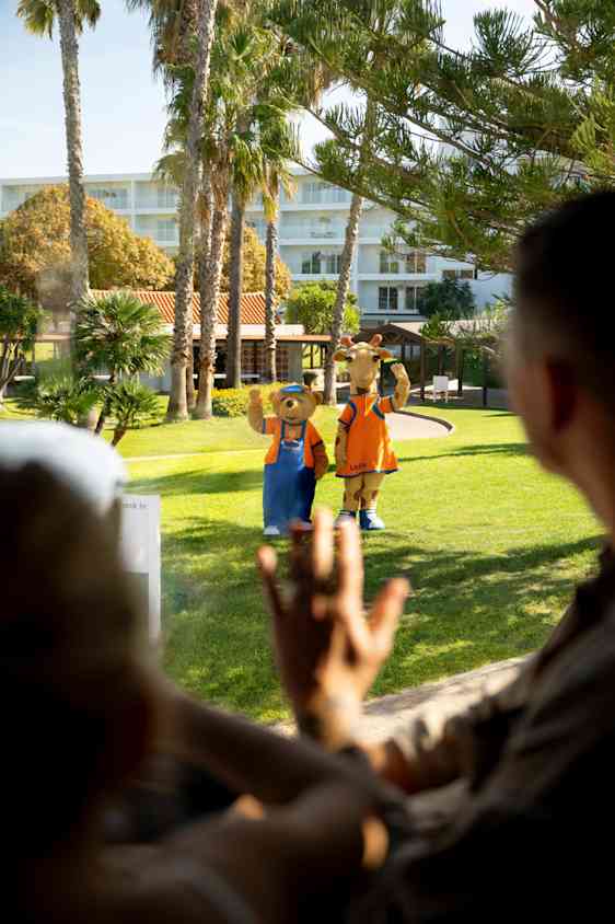 Lollo & Bernie waveing goodbye to guests in transferbus