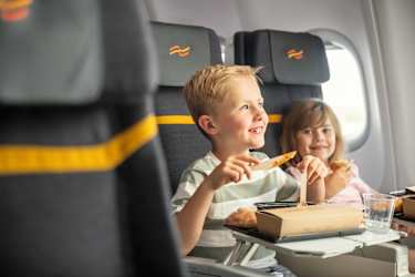 Barn spiser mad ombord på Sunclass Airlines