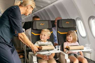 Barn får serveret mad ombord på Sunclass Airlines