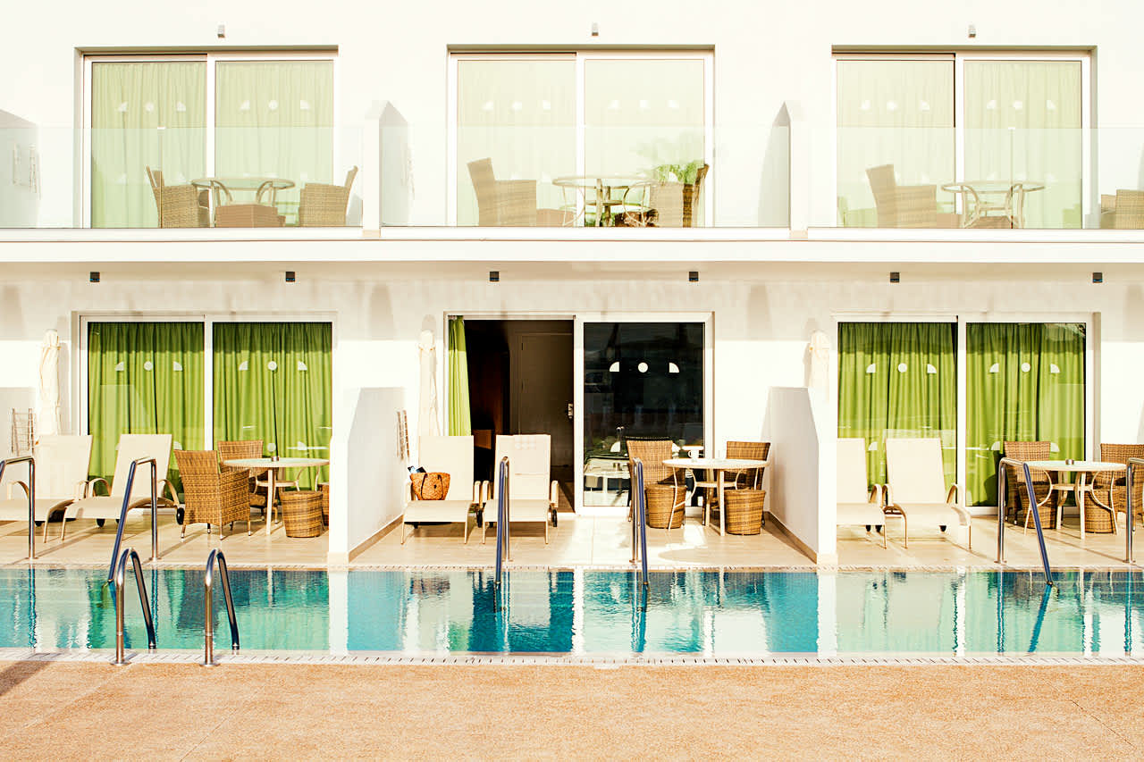 Prime Pool Suite 1 rum, terrass med access till privat, delad pool.